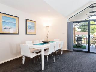 Sienna, 27a Christmas Bush Avenue - Duplex with aircon, wi-fi and close to Dutchie's Beach - Nelson Bay - 4