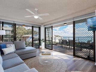 The Poplars, 1,36 Magnus St - Delightful unit with panoramic water views, pool, Linen, Aircon & Wifi - 8
