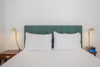 Decompress at a Tranquil, Minimal Urban Oasis with an Edge - Oporto - 5