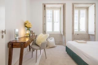 Decompress at a Tranquil, Minimal Urban Oasis with an Edge - Oporto - 6