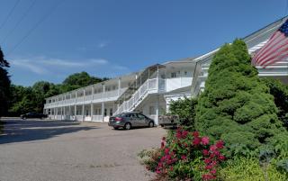 Hamilton Village Inn - North Kingstown - 1