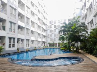 Cozy Studio Apartment at Skylounge Tamansari near Soetta Airport By Travelio - Jakarta - 3