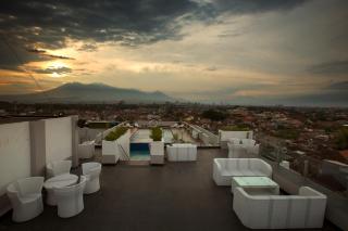 Ascent Hotel & Cafe Malang - Malang - 4