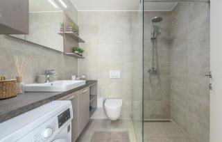JUST RENOVATED stylish 2 bedrooms apartment only a few steps from the beach! - 4