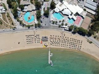 Far Out Beach Club Resort & Camping - Mylopotas - 0