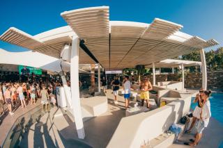 Far Out Beach Club Resort & Camping - Mylopotas - 7