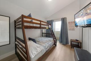 Steps to the Sand and Main Street 4BR - Huntington Beach - 2