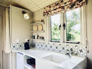 The Oaks Glamping - Jasper's Shepherds Hut - Colkirk - 8