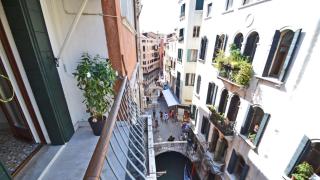 Ai Bareteri Luxury Canal View - Venezia - 8