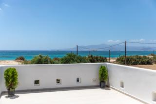 kalais Beachfront Suites - Next to the bus stop - Free beach chairs - A 12 minute drive away from Naxos Town - 3