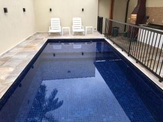 Casa ampla e arejada, com piscina e churrasqueira - 03 dormitórios - 7