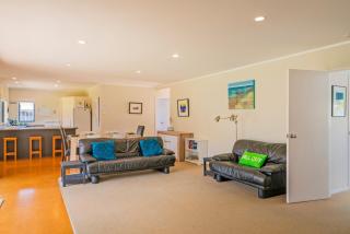 Kowhai Corner - Matarangi Holiday Home - Matarangi - 1