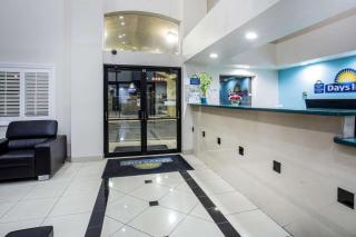Days Inn by Wyndham Phoenix North - Phoenix - 4