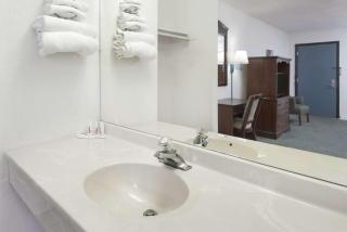 Super 8 by Wyndham Taylorville IL - 8