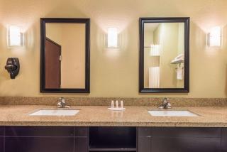 Days Inn & Suites by Wyndham Mineral Wells - 5