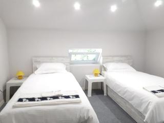 Top Center 4-Bedroom Apartment - 8