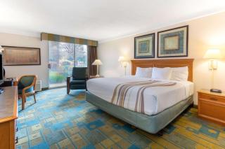 La Quinta by Wyndham Redding - 7