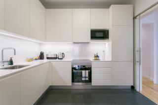 Lisbon luxury retreat! 2 suites, balcony & views!! - 2