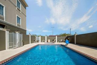 La Quinta Inn & Suites by Wyndham Mercedes Outlet Mall - 1