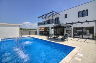 New luxury Villa with extra heated pool with hydromassage, biliard near town center - Marčana - 1