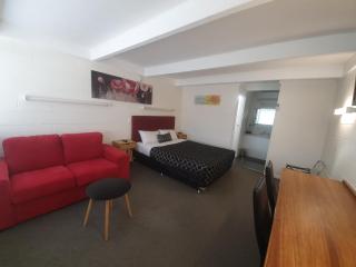 Charles Sturt Motor Inn - West Wyalong - 1