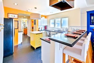 Casa Dolce Hillside Retreat w/ Amazing Ocean Views + Walk to Shops - 6