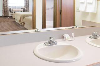 Days Inn by Wyndham Black Bear - 2