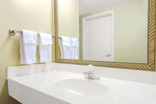 Days Inn by Wyndham St. Louis/Westport MO - Maryland Heights - 3