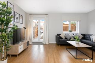 Turtle and Rabbit - Comfortable and Spacious Houses - Slough - 0