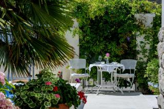 PALACE SCHÖN MILESI - esense of prestige - private pool - free parking - old money style luxury rooms - walking distance to the old town, the beach and all amenities - BURALUX properties - Split - 5
