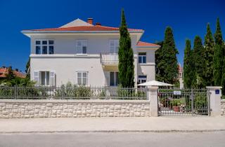 PALACE SCHÖN MILESI - esense of prestige - private pool - free parking - old money style luxury rooms - walking distance to the old town, the beach and all amenities - BURALUX properties - Split - 7