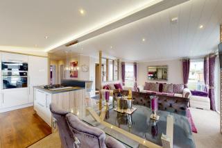 Tattershall VIP Lodge- Lakeside setting with hot tub and private fishing peg situated on Osprey lake tattershall park - 3