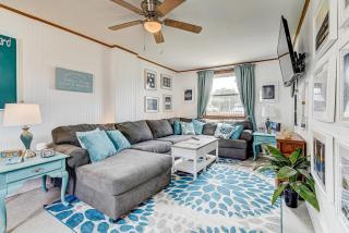 Atlantic Shores Getaway steps from Jax Beach Private House Pet Friendly Near to the Mayo Clinic - UNF - TPC Sawgrass - Convention Center - Shopping Malls - Under 3 Hours from DISNEY - 5