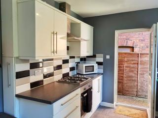 Perry Road, beautiful large house available for Guests and Contractors Parking wifi - Nottingham - 1