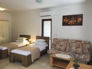 Private studio apartment with a garden and a terrace - 7