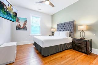 Hosteeva Chic Urban Retreat w Pool Steps to St Charles Ave and Near Bourbon St - Nova Orleães - 3