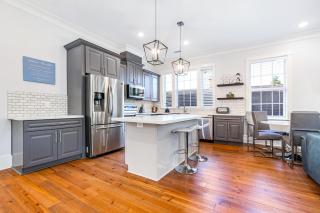 Hosteeva Chic Urban Retreat w Pool Steps to St Charles Ave and Near Bourbon St - Nova Orleães - 5