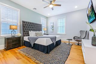 Hosteeva Stunning 4 BR Condo w Pool Steps to St Charles Ave - Nova Orleães - 9