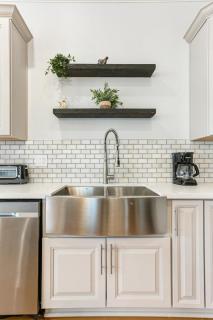 Hosteeva Chic 4 BR Condo with High-end Upgrades Pool & Perfect Location - New Orleans - 1