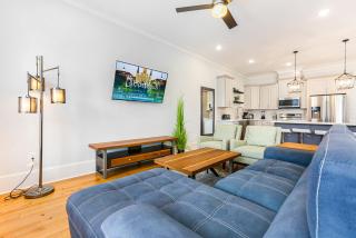 Hosteeva Chic 4 BR Condo with High-end Upgrades Pool & Perfect Location - New Orleans - 2