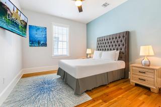 Modern 5 BR Condo - Large Pool - Near Everything - 1