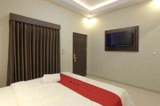 RedDoorz Plus near Solo Paragon Mall - Bonorejo - 8