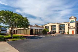 Days Inn by Wyndham Hampton Near Coliseum Convention Center - Hampton - 0