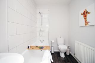 Inverness - Cardiff Stay, 2-Bed Home Sleeps 4 & Netflix - 2