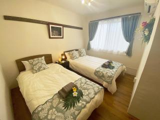 空港から車で15分 国際通りやパルコシティへは10分 アメリカンビレッジまでは20分 最大で8名まで泊まれる一軒家 - 2