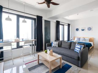 MUJI B&W Studio - Seaview at 218 Tropicana NEAR Komtar Food Heaven with Netflix & TV Box - George Town - 6