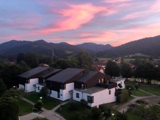 Maurers Schlierseetraum 1 hochwertige Erdgeschosswohnung mit allen Raffinessen erfreut sich auch Urlauber idealerweise für Paar mit Kindern geeignet und Vierbeiner Dank des tollen Zauns auf der Terrasse stylisch und edel von der Ausstattung mit 64 qm - 8