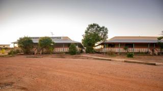 STORK RD BUDGET ROOMS - PRIVATE ROOMS WITH SHARED BATHROOMS access to POOL - Longreach - 2