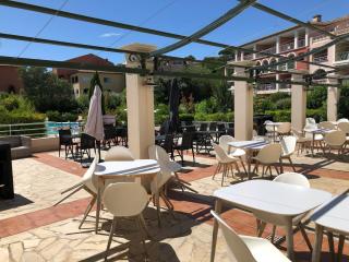 Appartement de standing face à la baie de St-Tropez, vue mer, jardin et piscine. - La Garonnette-Plage - 5