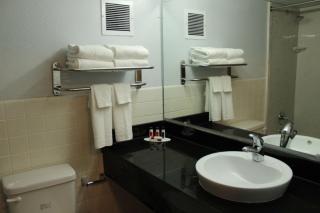 Travelodge by Wyndham Water's Edge Hotel - Racine - Racine - 2